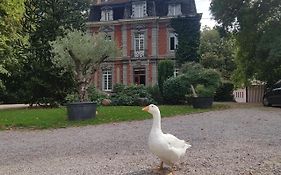 Château Lambert Hotel-Resto-Parking-Shuttle, a 1 ha green Oasis at 8 min from CRL Airport without any noise