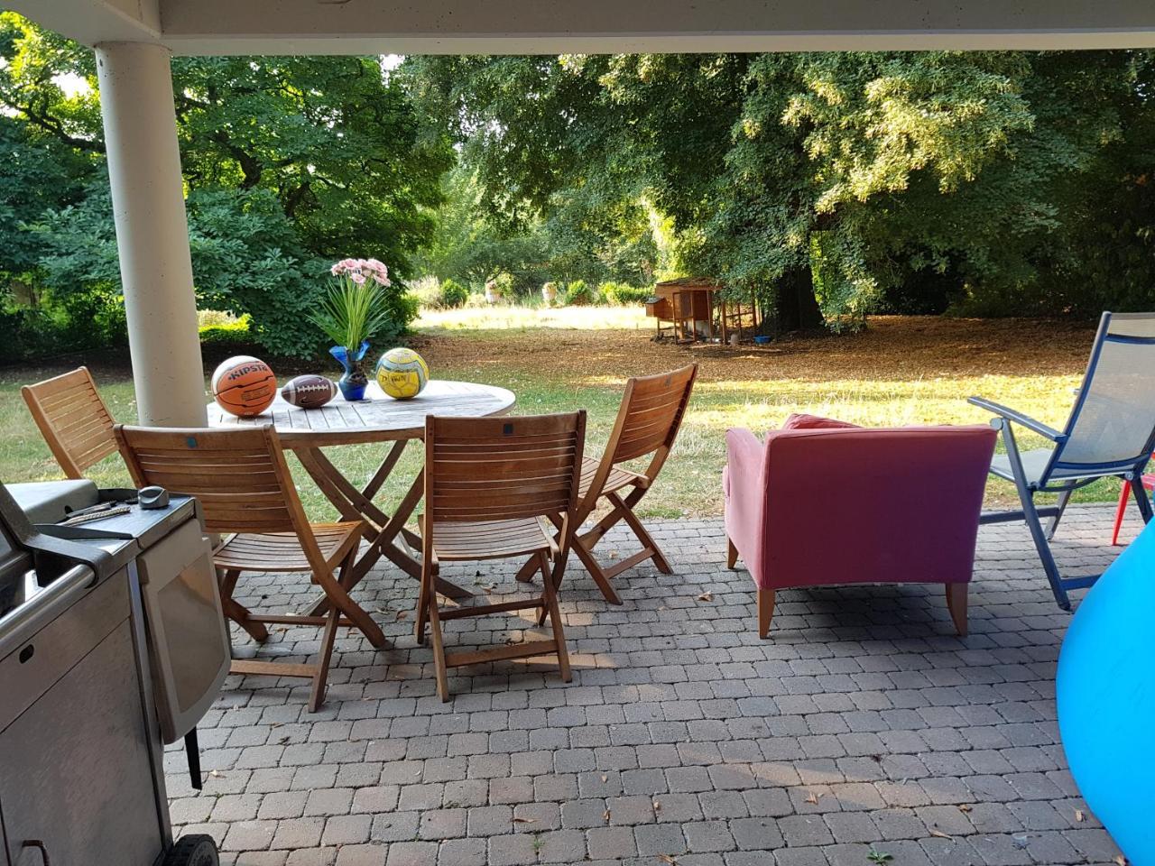 Château Lambert Hotel-Resto-Parking-Shuttle, a 1 ha green Oasis at 8 min from CRL Airport without any noise Charleroi Exterior foto