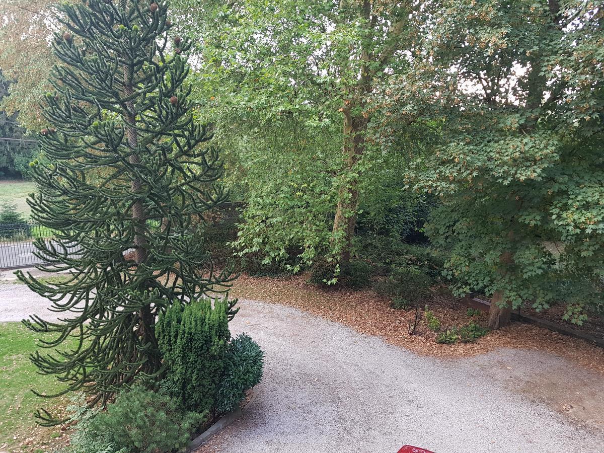 Château Lambert Hotel-Resto-Parking-Shuttle, a 1 ha green Oasis at 8 min from CRL Airport without any noise Charleroi Exterior foto